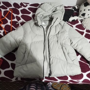 женская куртка зимняя с капюшоном: Куртка: весна- осень. В хорошем состоянии. Размер: XL. Цена 1000 Юбка