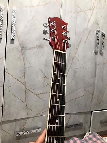 Гитары: Акустическая гитара формата дредноут с вырезом (cutaway), окраска — 13