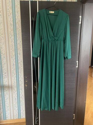 Пиджаки: - Uzun zümrüd-yaşıl don - V‑yaxa, örtüşən (wrap) üst hissə - Uzun qol