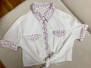 Beli crop top. Potpuno ocuvan, bez ostecenja!
Velicina S.
Dimenzije