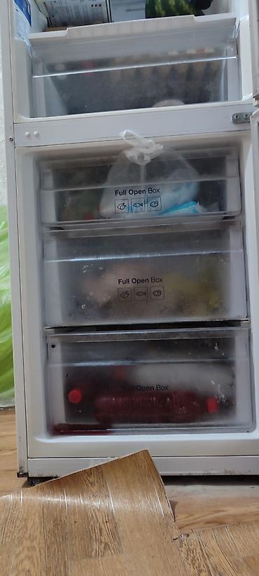 mini refrigerator: Холодильник Samsung, двухкамерный, белый, с нижней морозильной — 7