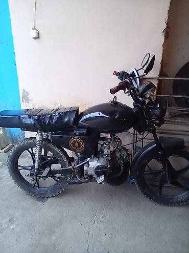 3 tekerli moped: Moped/Motosiklet – şəhər içi gediş-gəliş üçün praktik iki təkərli — 1