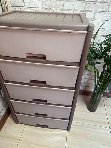 Комоды для одежды: Пластиковый комод с пятью выдвижными ящиками белого цвета и салатовым — 13