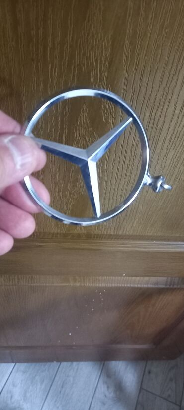 Dacia: Mercedes-Benz kapot ucu/emosi (ucları olan dairəvi ulduz loqo). -