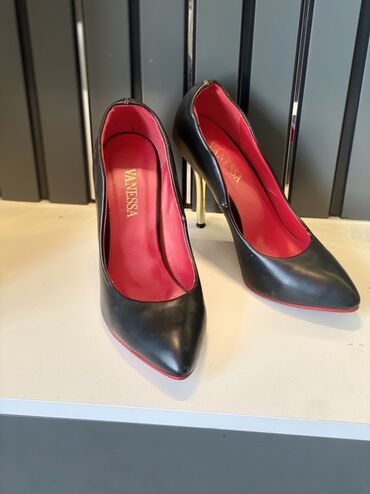 Women's Sneakers and athletic shoes: Tuflilər, Ölçü: 39, rəng - Qara, Yeni