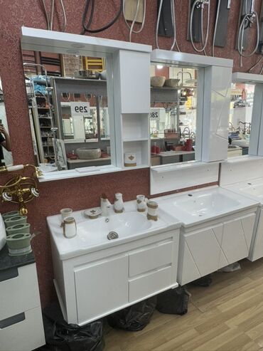 qranit pol: Ağ rəngli, keramik lavabo və funksional saxlama bölmələri olan hamam