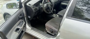 Mitsubishi: Серебристый седан Mitsubishi Lancer с четырехдверным кузовом, идеально — 10