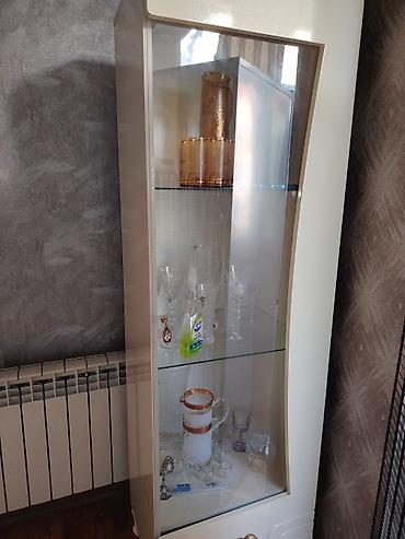 plastik komod: Qonaq otağı və yemək otağı üçün zərif mebel dəsti. Dəstə böyük güzgülü — 1