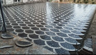 Kafel və metlax: Bej rəngli, düzbucaqlı formalı, təbii daş plitələr. İstənilən interyer — 38