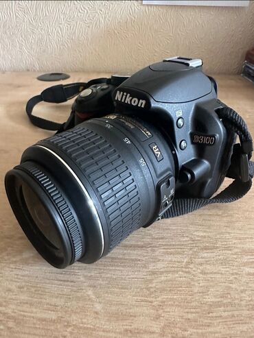 компактный фотоаппарат: Nikon d3100 в хорошем состоянии в комплекте зарядка, флешка
