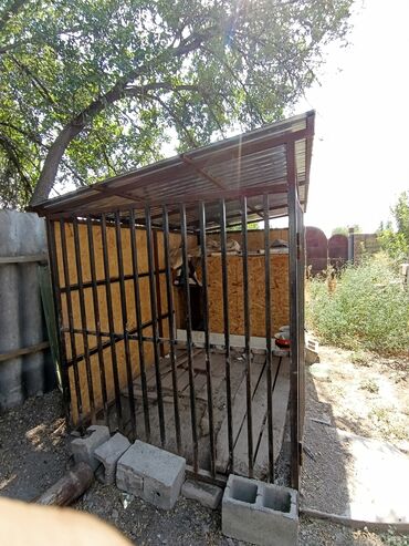 будка для собаки купить дешево: Продается вольер для собаки,без досок ДЁШЕВО!Каркас выполнен из