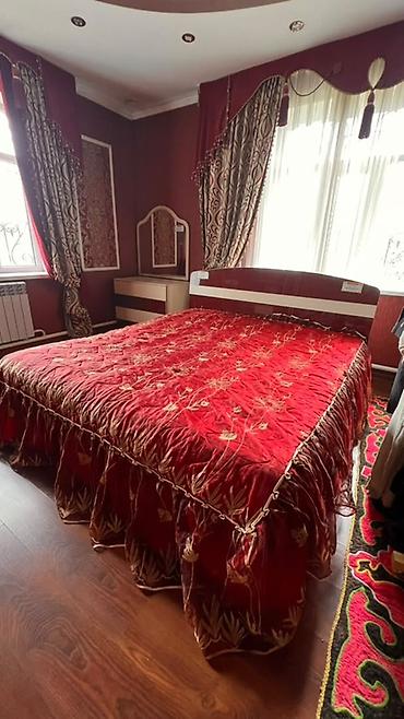 Мебель: Продам двуспальную кровать с матрасом. Красивый бордовый цвет — 1