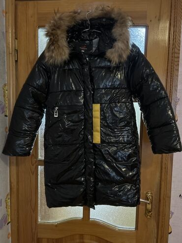 женский пуховик новый: Qara parlaq materialdan uzun şişmə qış gödəkçə. Kapüşonlu və kapüşonda
