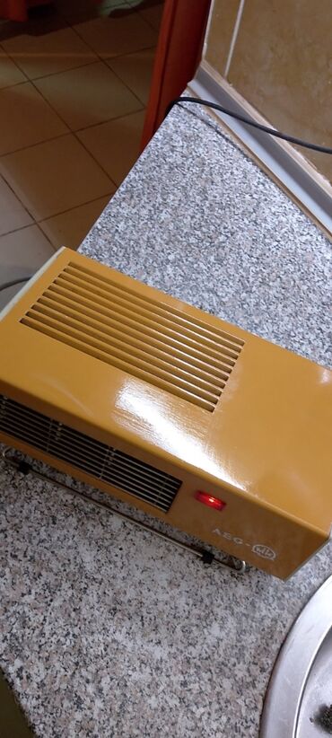 Kaloriferi: Električna Grejalica 2000 w kao nova je. Dugačak debeo kabal — 9