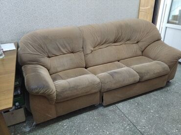 диван трехместный раскладной: Прямой диван, цвет - Бежевый, Б/у