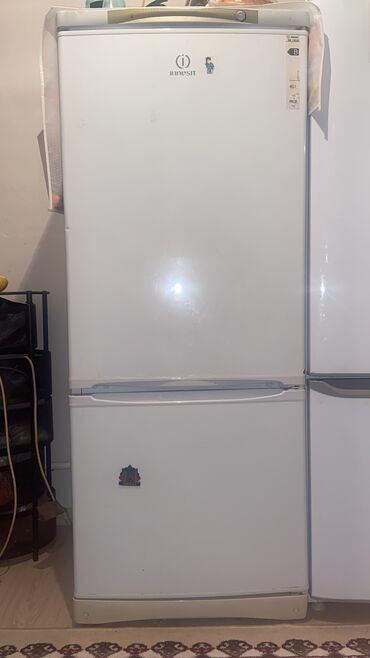 продаю двухкамерный холодильник: Холодильник Indesit, Б/у, Двухкамерный, 50 * 160 * 45
