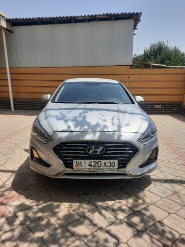 толк сатам: Серебристый седан Hyundai Sonata с четырехдверным кузовом, выполненный