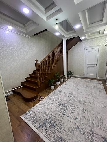 Продажа коттеджей и домов: Просторный двухэтажный дом с ухоженным зеленым участком. - — 43