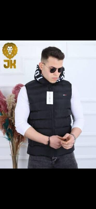 Vests: Muski prsluci
S M L XL XXL
Cena 3500 din