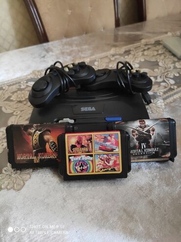 gorus ucun saatliq evler sumqayit: Sega markalı qara rəngli oyun konsolu. Konsol iki ədəd oyun qolu və üç