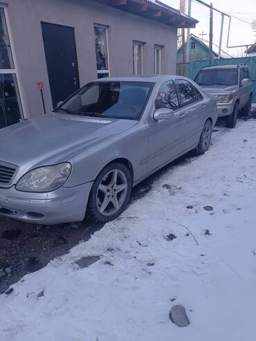 авто в кредит без первоначального взноса 2021: Серебристый седан Mercedes-Benz с пятиспицевыми дисками. Автомобиль
