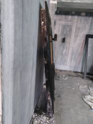 Фурнитура и комплектующие: Yanmış Seyf Tipi Giriş Qapısı Təsvir: - Seyf tipli dəmir giriş