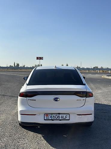 айнек стекло: GAC Aion S — электрический седан белого цвета. SOH 91 Запас хода с — 7
