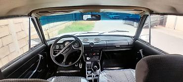 arxa kapot: VAZ 21011sedan, ağ rəng. - Ban növü: 4 qapılı sedan - Rəng: ağ - — 6