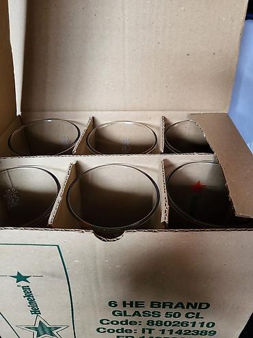 Čaše: Case nove za pivo Heineken. Case nove,sve na njima odsjaj od svetla — 2