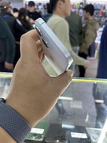 Apple iPhone: IPhone 15, Б/у, 128 ГБ, White Titanium, Кабель, Зарядное устройство, Защитное стекло, 84 % — 6