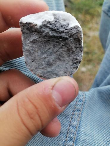 продам ворота бу: Təbii mineral nümunəsi – qara-boz matriks üzərində ağ, kristallı kvars — 2