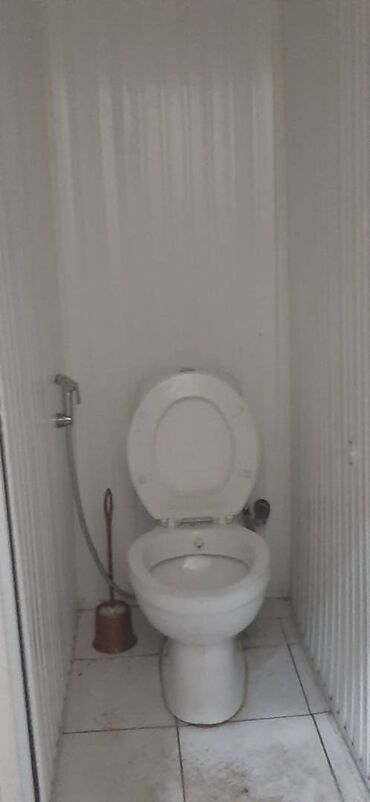 Ofislər: Nərimanov metrosuna yaxın 9 mərtəbəli binanın 1-ci mərtəbəsində — 7