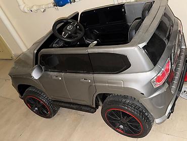 Uşaq üçün elektrik maşınları: Uşaqlar üçün elektrikli minik maşını – SUV üslubunda, boz/metallik — 2