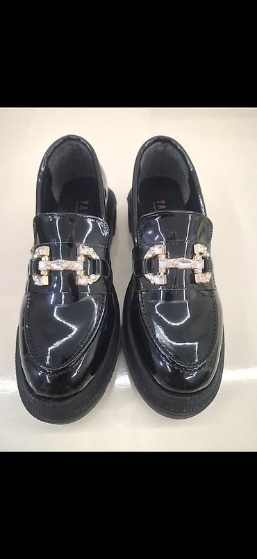 Qadın loaferi – laklı qara - Klassik loafer dizaynı, parlaq laklı