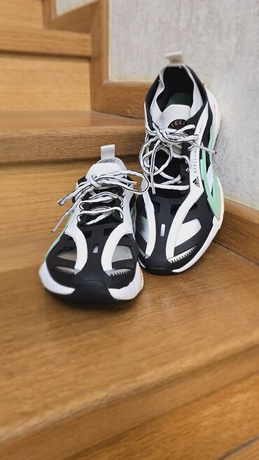 Ayaqqabılar: Adidas vs Stella MC Cartney koloborasiyası.Ela