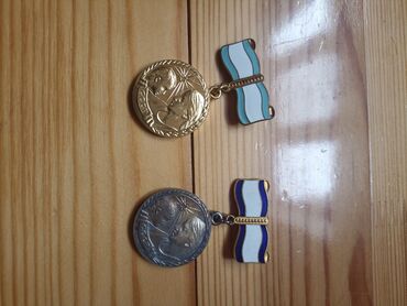 uşaq əşyaları: Çox uşaqlı ana medalı 1947-1960 -ci illərindir. ikisi bir yerdə