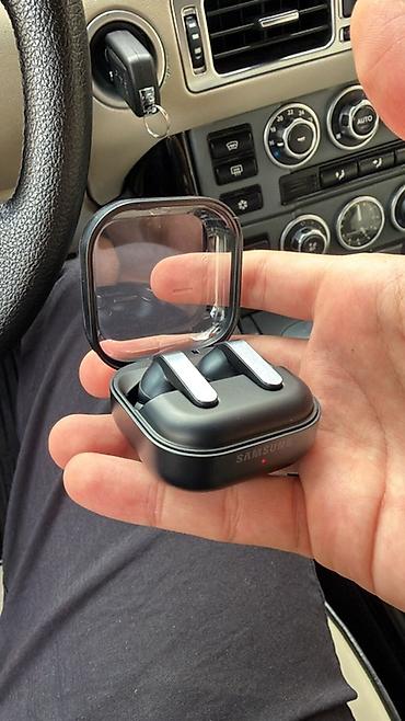 Qulaqcıqlar: Təzədir istifadə olunmayıb. Hədiyyə verilib. Airpods işlətdiyimə görə — 2