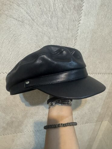Baş geyimləri: Qara dəri kepka – kapitan/baker boy stili - Material: yüksək — 2