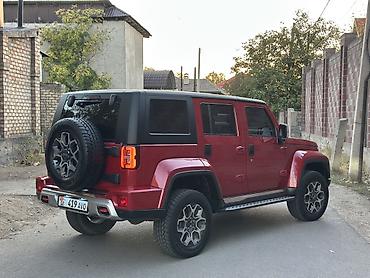 Продажа авто: Внедорожник 5‑дверный, яркий красный цвет с чёрной крышей. Мощный — 5