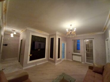 5 otaqli kiraye evler: Ev Gəncə şəhərin tam mərkəzində Univermaqla üzbə üz binada,həm