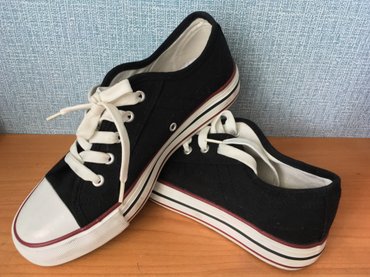 черные кроссовки: Продаю хорошие и качественные кроссовки из Германии! 39 размер