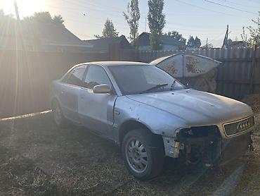 салон автомобиля: Audi A4: 1998 г., Седан — 2