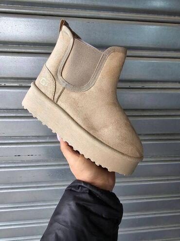 Ugg obuća: Ugg čizme — 26
