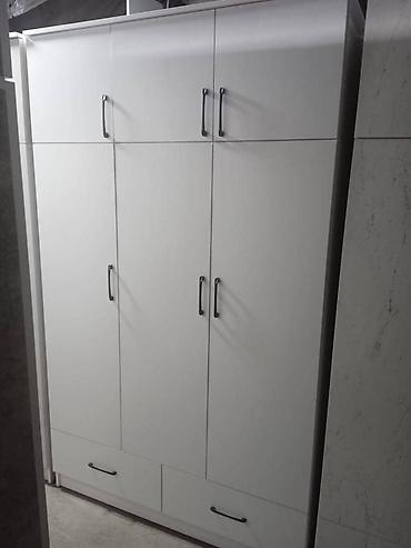 Белый многофункциональный шкаф-купе распашного типа - Конфигурация: 3
