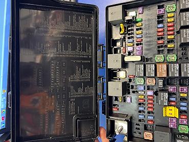 çen: Mopar/Chrysler ön kapot altı sığorta və rele qutusu (TIPM/Power — 4