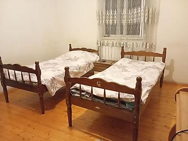 2ci əl taxtlar: Taxta tək nəfərlik çarpayılar(yataq )satılır. 2 ədəddir. 2 si birlikdə — 1