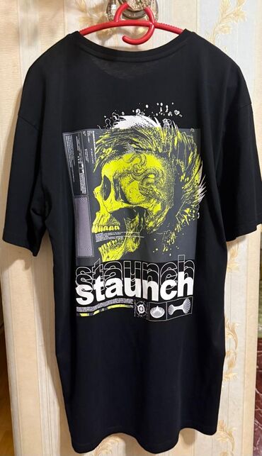 son zeng koynekleri ucun sekiller: Qara rəngli qısaqoll T‑shirt - Ön tərəfdə iri, sarı tonlarda qrafik