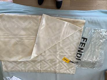 Hicab: Krem rəngli Fendi şərf/şal. - Material: yüngül, parıltılı atlas-satin — 4