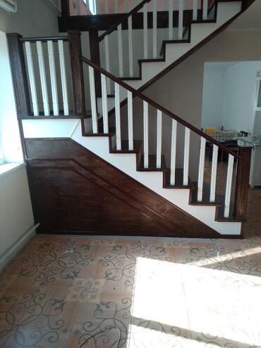 Деревянные лестницы: Деревянная лестница с окрашенными ступенями и белыми балясинами — 5