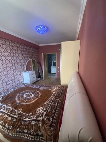 Uzunmüddətli kirayə mənzillər: Gənclik m\s-nın düz yanında 5 mərtəbəli binanın 4-cü mərtəbəsində — 7